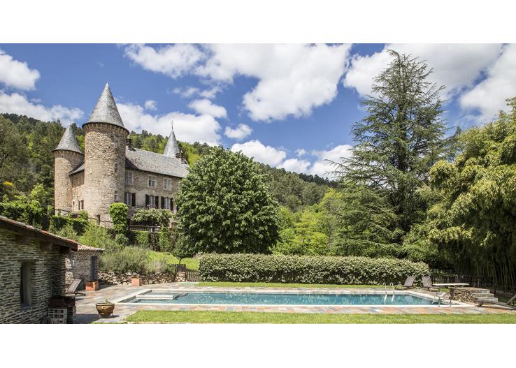 Château stays in France